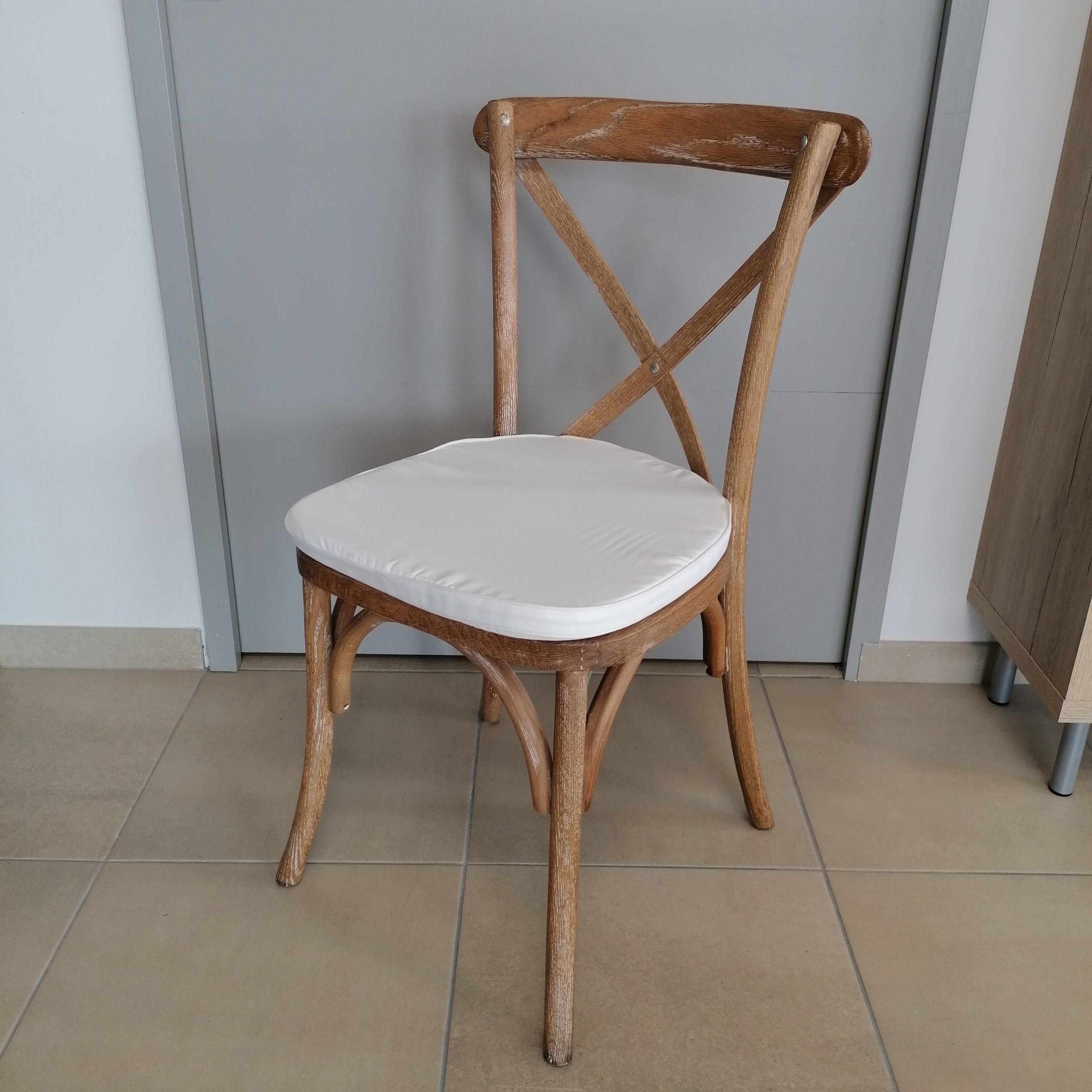 Coussin blanc pour chaise bois cérusé – Mathieu Location